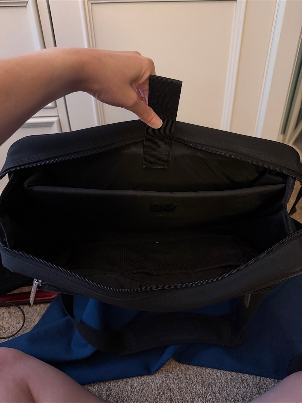 Kenneth Cole Reaction Black Messenger /Laptop Bag with Adjustable Strap - Picture 5 of 9